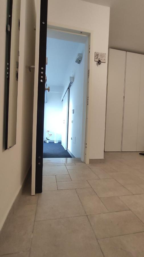 Seagull Apartments - Front And Sea View & Airport Bari Luaran gambar