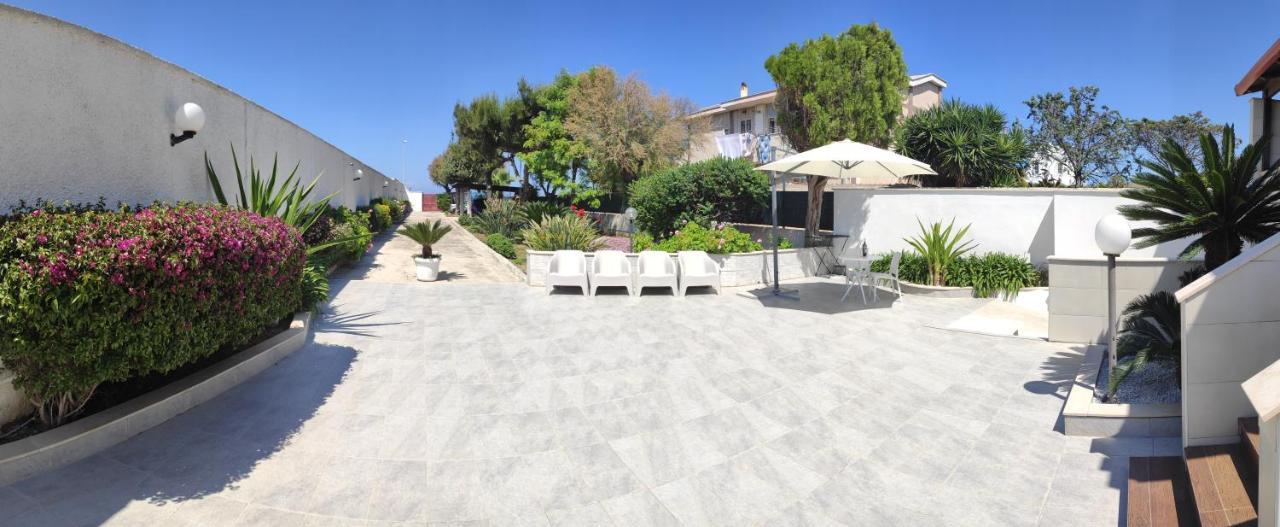 Seagull Apartments - Front And Sea View & Airport Bari Luaran gambar