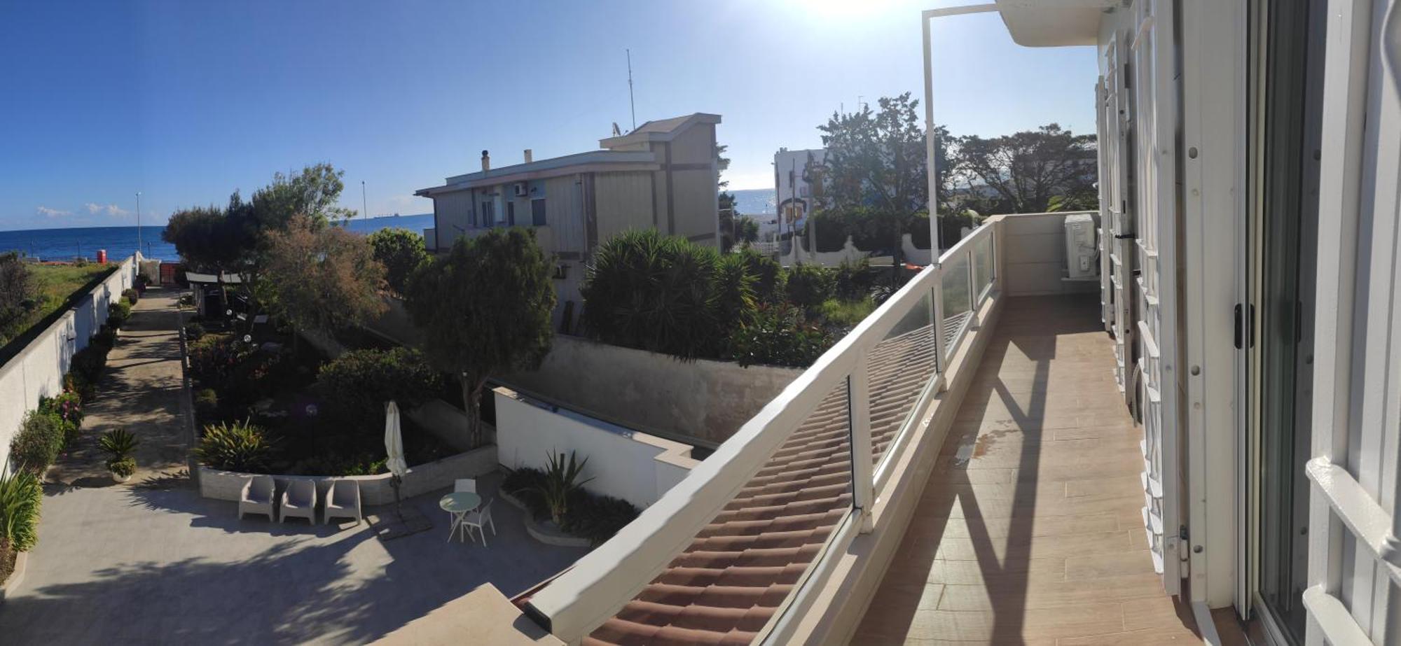 Seagull Apartments - Front And Sea View & Airport Bari Luaran gambar