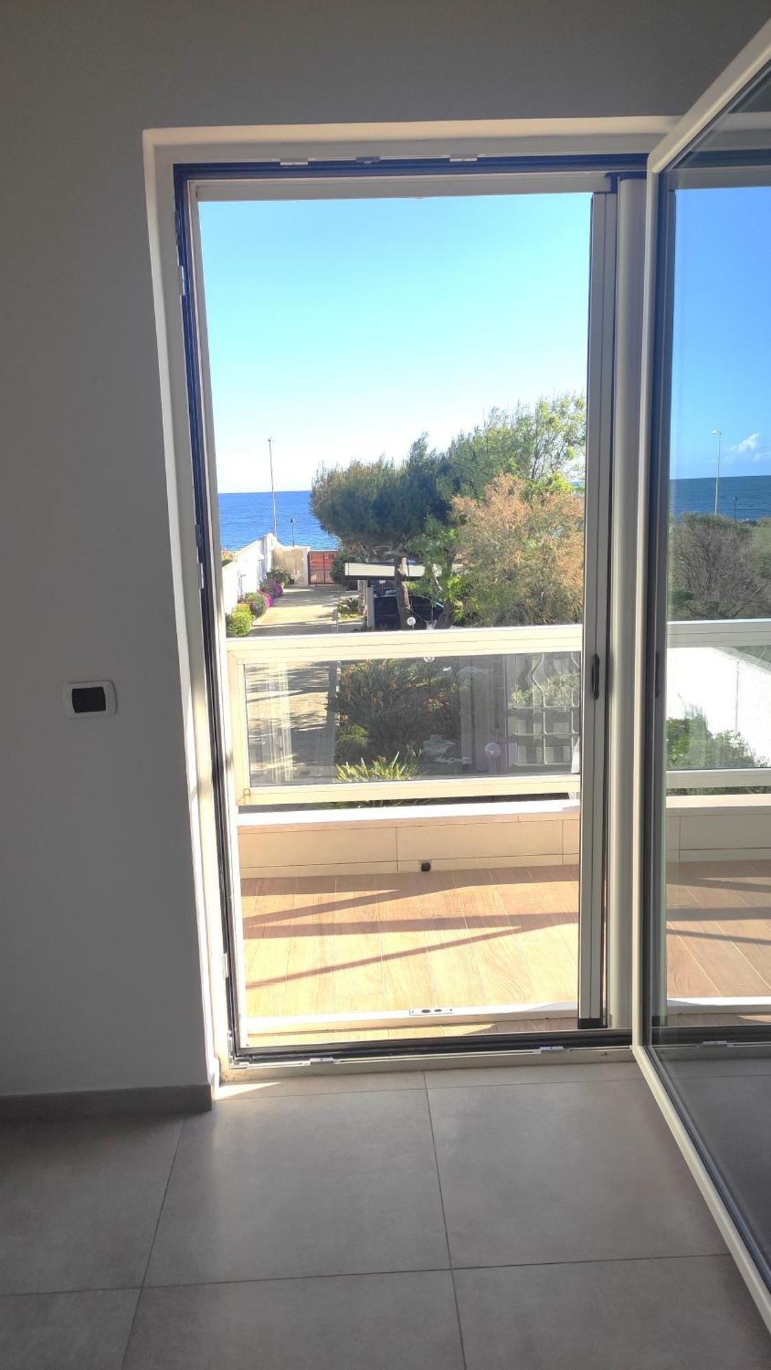 Seagull Apartments - Front And Sea View & Airport Bari Luaran gambar