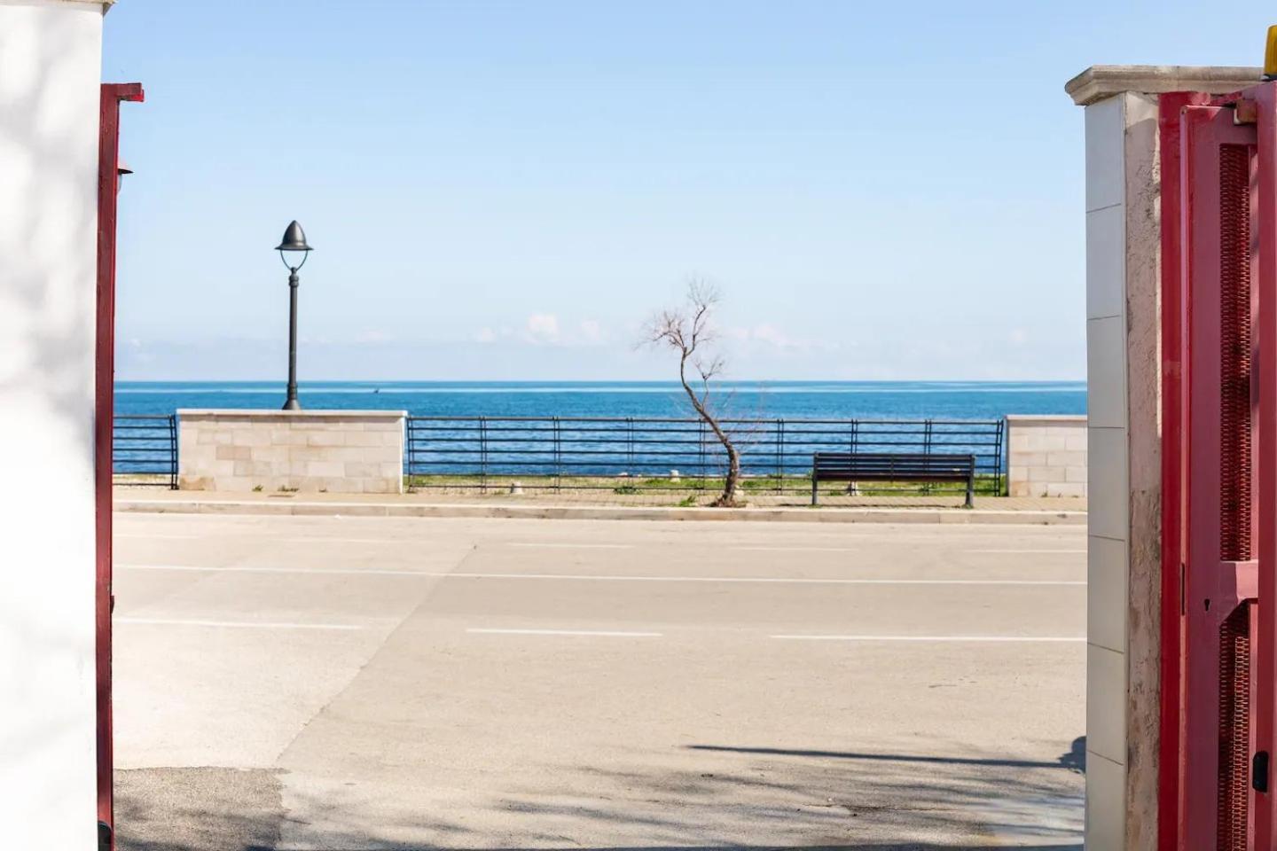 Seagull Apartments - Front And Sea View & Airport Bari Luaran gambar